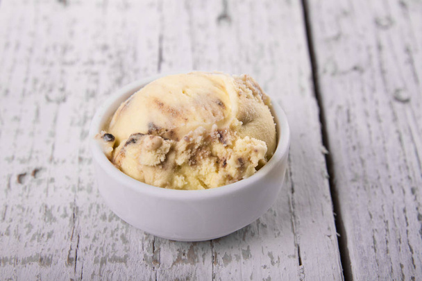 delizioso gelato dolce su tavolo in legno
 - Foto, immagini