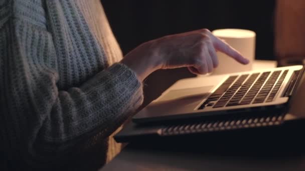 Hands of woman working on laptop in dark room. Close up. - Filmagem, Vídeo