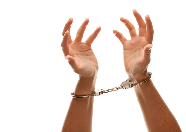 Девушка в наручниках отчаянно поднимает руки
 - Фото, изображение