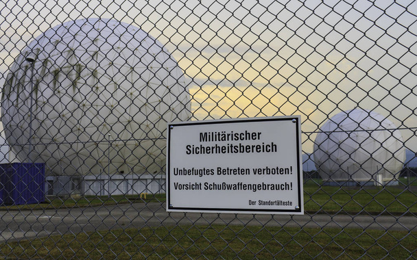 Antigua Estación Radome de la Agencia de Seguridad del Ejército de los Estados Unidos (Hortensie III) en Bad Aibling con una señal de advertencia (engl. Entrada prohibida), Baviera, Alemania. Ahora es un parque tecnológico
. - Foto, Imagen