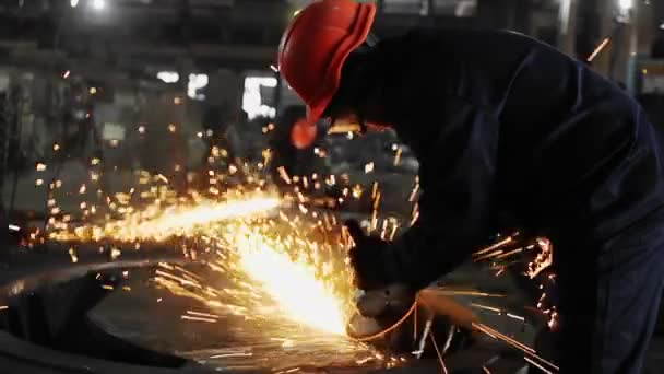 金属加工工場で男性作業。スパークス. - 映像、動画