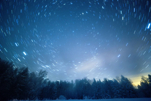 Gwiaździste niebo obraca się wokół gwiazdy polarnej. Zostawiać ślady w f - Zdjęcie, obraz