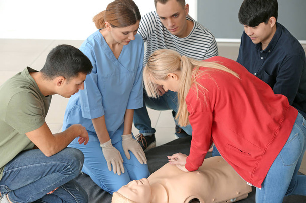 People learning to perform CPR at first aid training course - Foto, Imagem