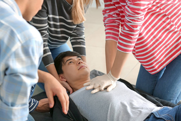 Personas que aprenden a realizar RCP en el curso de primeros auxilios
 - Foto, Imagen