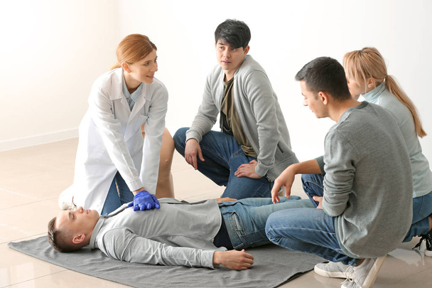 People learning to perform CPR at first aid training course - Foto, afbeelding
