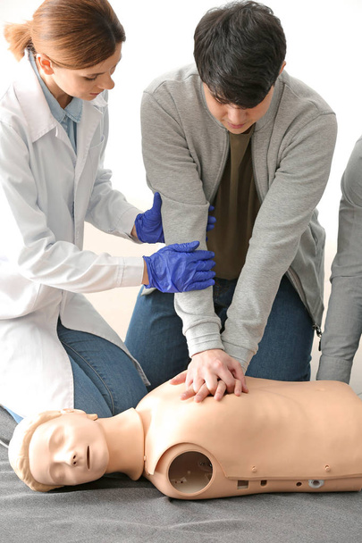 CPR ilk yardım eğitim sahasında gerçekleştirmek öğrenme insanlar - Fotoğraf, Görsel