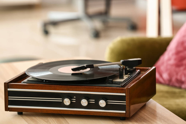 Gravador com disco de vinil na mesa no quarto
 - Foto, Imagem