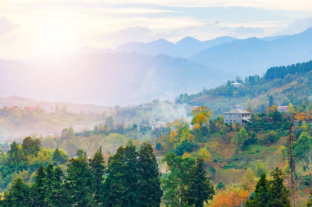 Beau paysage de montagne d'automne. Matin brumeux dans un village vallonné
. - Photo, image