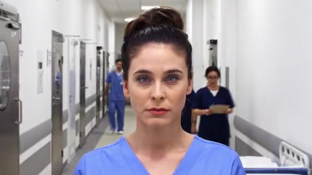 Vista de lapso de tempo do médico feminino no corredor
 - Filmagem, Vídeo