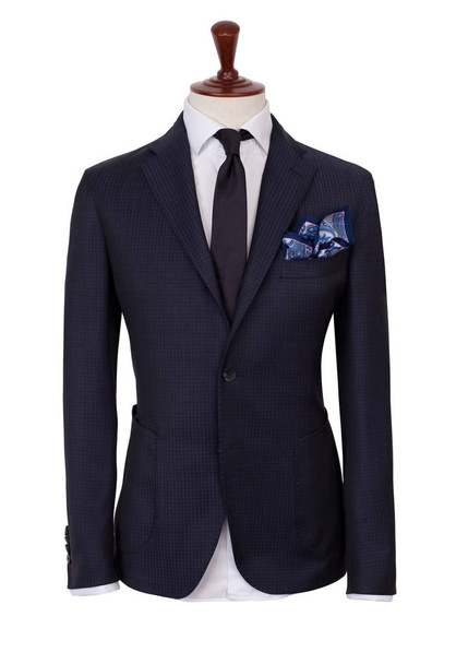 Una lujosa chaqueta azul oscuro masculino, camisa blanca y corbata oscura, un pañuelo en el bolsillo, un conjunto en un sastre maniquí, recorte, aislado sobre un fondo blanco
 - Foto, imagen