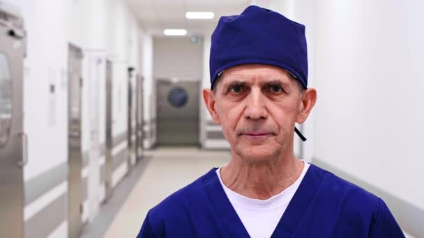 Portrait of mature doctor on the corridor - Footage, Video