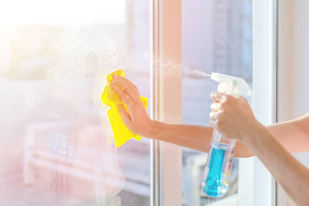 Szalvéta ablak tisztítás kezet. Az üveg az ablakok tisztító spray mosás. - Fotó, kép