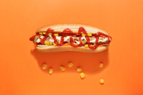 Lezzetli sosisli sandviç renk arka plan üzerinde - Fotoğraf, Görsel