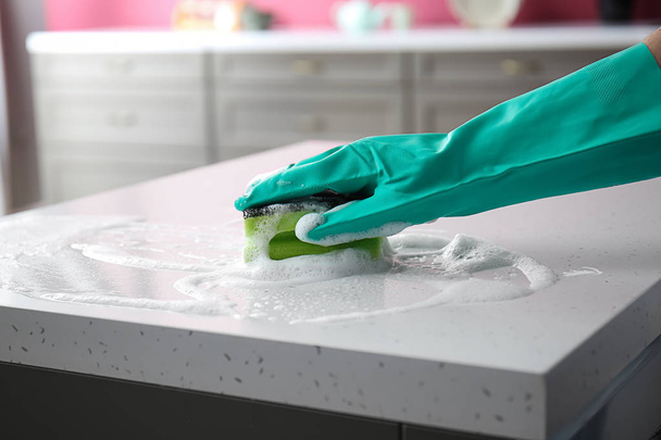 Table de nettoyage femme dans la cuisine
 - Photo, image