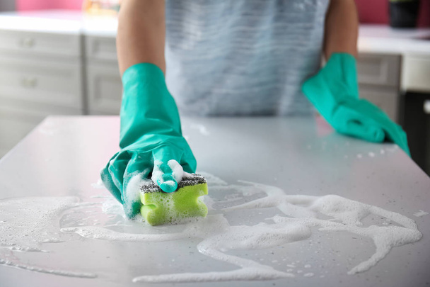Mutfak temizlik tabloda kadın - Fotoğraf, Görsel