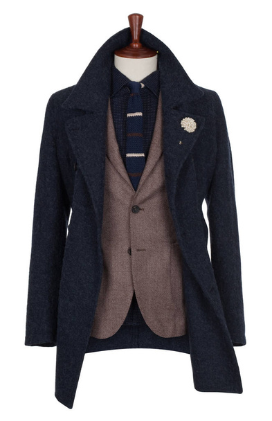 Um luxuoso casaco de lã azul escuro masculino, casaco castanho, camisa azul e gravata listrada, fixado em um manequim de alfaiate, recorte, isolado em um fundo branco
 - Foto, Imagem
