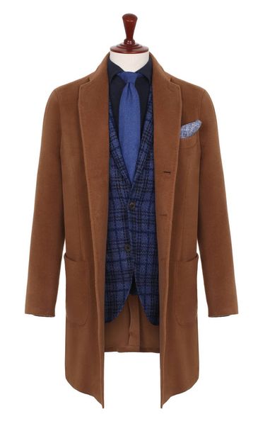 Manteau marron homme de luxe, veste, chemise et cravate bleu vif, serti sur un mannequin de tailleur, clipping, isolé sur fond blanc
 - Photo, image