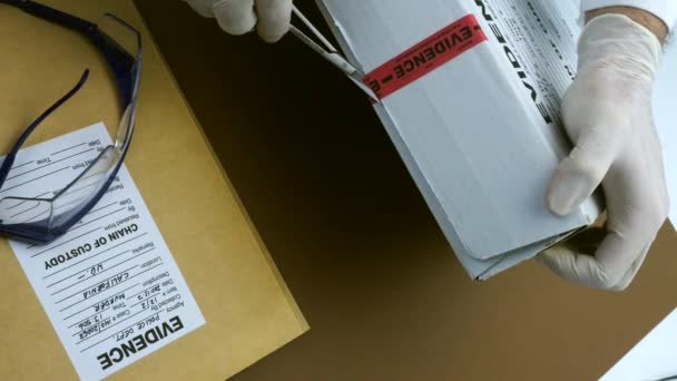 Tieteellinen poliisi avaa todistelaatikon murha, käsitteellinen kuva
 - Materiaali, video