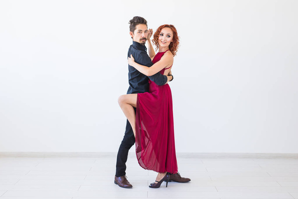 Romantik, sosyal dans, insanlar kavramı - çift kopya alanı beyaz zemin üzerine salsa veya kizomba ya da tango dans - Fotoğraf, Görsel