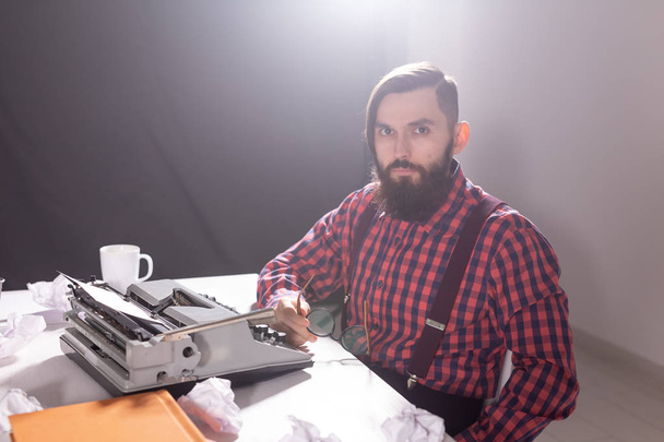 Concept vintage, écrivain et hipster - jeune écrivain élégant travaillant sur une machine à écrire
 - Photo, image