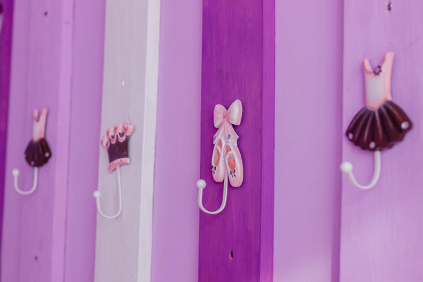 Foto eines dekorativen Ständers mit Kleiderbügeln in einem Ballettschulatelier - Foto, Bild