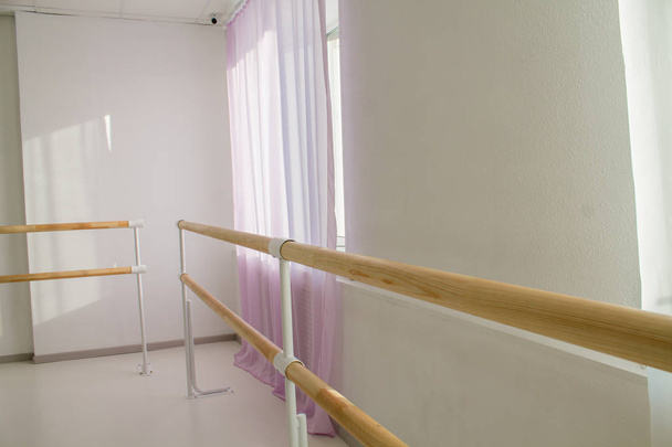 Hall in een balletschool, horizontale balken. - Foto, afbeelding