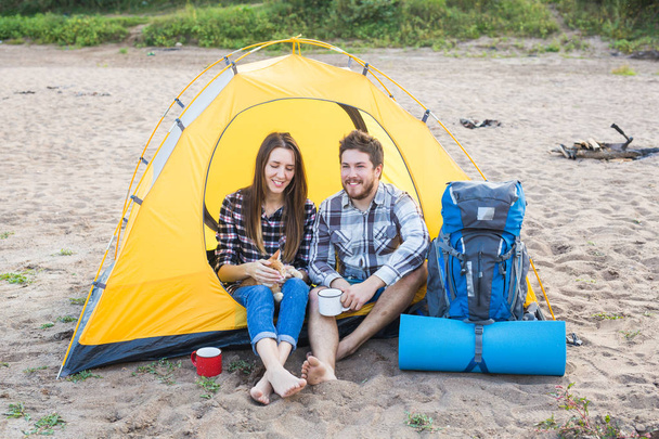 Les gens, le tourisme et la nature concept - Couple s'amuser sur le voyage de camping avec chat
 - Photo, image