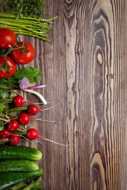 Taze organik sebze ve otlar ahşap masa üzerinde çerçeve.  - Fotoğraf, Görsel