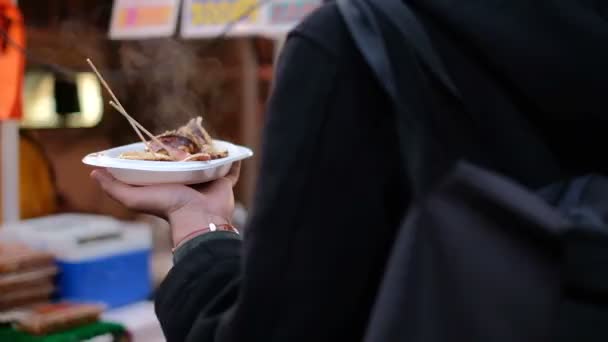 Hombre sirviendo calamares frescos a la parrilla después de comprar comida
 - Metraje, vídeo
