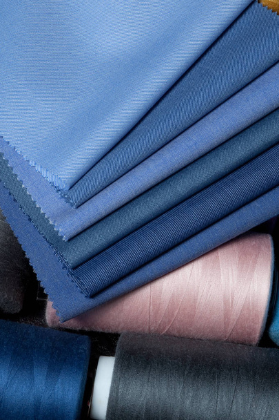 Tecido multicolorido bonito para um terno masculino clássico, deitado no chão, ligeiramente montado, mock-up, para design, fundo
 - Foto, Imagem