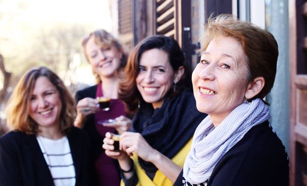 Vrouwen beste vrienden lacht, drinken koffie in de ochtend  - Foto, afbeelding
