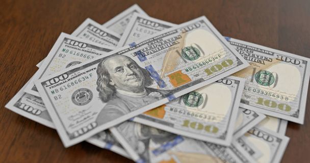 Stos banknotów USD na stole - Zdjęcie, obraz