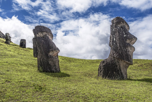 Maanalainen moai-pari Rano Raraku kukkulalla - Valokuva, kuva