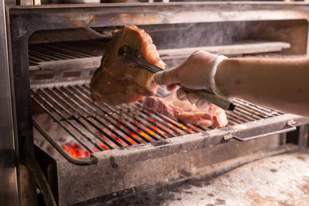 élelmiszer-, kézműves- és finom koncepció - főzés a grill steak - Fotó, kép