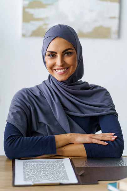 Muslim woman with radiant smile - Fotoğraf, Görsel