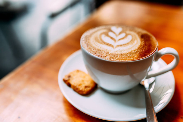 Une tasse de café cappuccino aromatisé dans un bon café
 - Photo, image