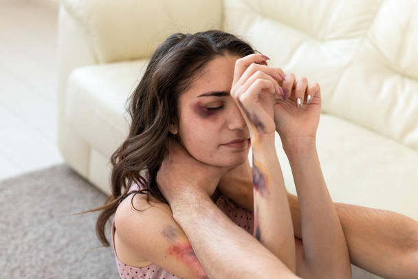 Slachtoffer, misbruik en huiselijk geweld - wrede man wurgt zijn vrouw - Foto, afbeelding