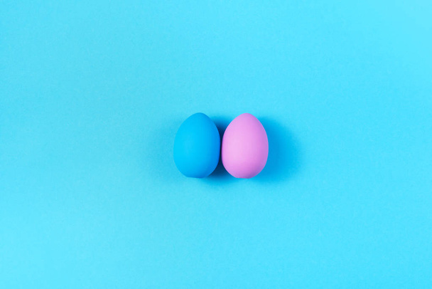 Conjunto de huevos de Pascua sobre fondo azul brillante Decoraciones de Pascua
 - Foto, imagen