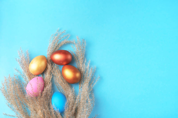 Conjunto de huevos de Pascua sobre fondo azul brillante Decoraciones de Pascua
 - Foto, Imagen
