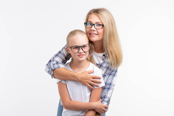 Retrato de madre e hija con anteojos sobre fondo blanco
 - Foto, Imagen
