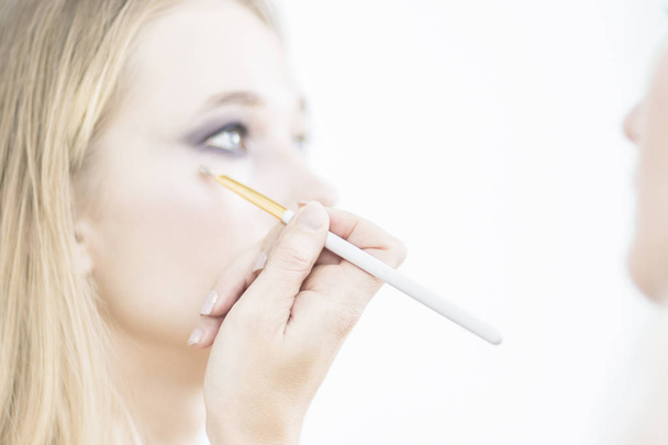 Augen Make-up in Nahaufnahme auf weißem Hintergrund im Studio - Foto, Bild