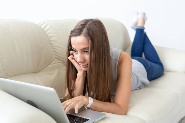 Freelance en mensen concept - jonge vrouw werken bij laptop thuis - Foto, afbeelding