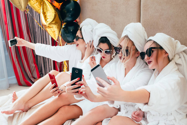 bathrobe girls party selfie joy fun lifestyle - Foto, Imagem