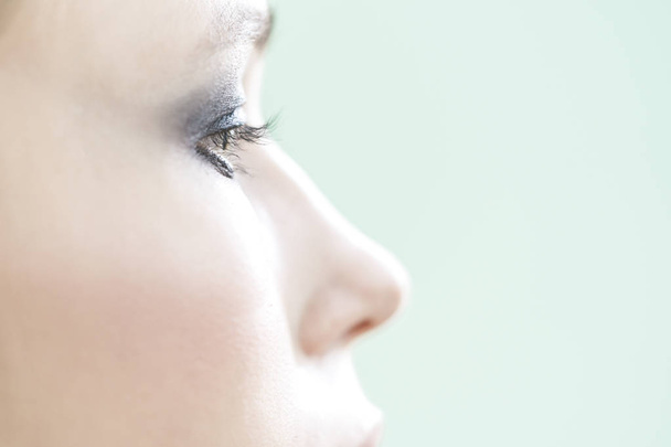 Female eye with a beautiful make-up profile - Foto, afbeelding