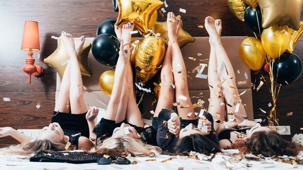γυναίκες κόμμα χαρά διασκέδαση κομφετί μπαλόνια στα πόδια - Φωτογραφία, εικόνα