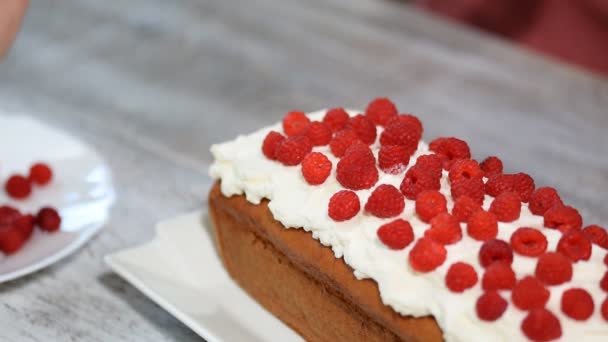 Máslo vanilkový dort na snídani s glazurou a čerstvé jahody. - Záběry, video