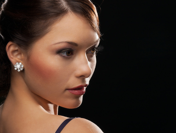 Woman with diamond earrings - Фото, изображение