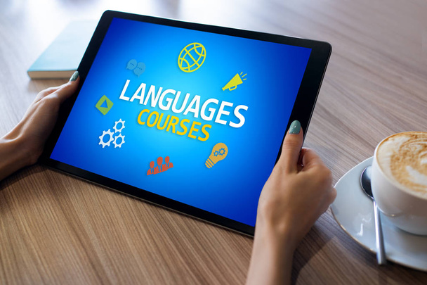 Dil kursları metin ve simgeleri ekranda tablet. İngilizce online öğrenme. Eğitim kavramı. - Fotoğraf, Görsel