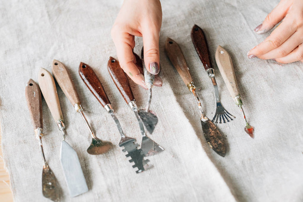 artist artwork craft tools woman palette knife - 写真・画像