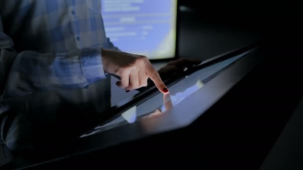 Mujer usando pantalla táctil interactiva en museo de historia moderna - Metraje, vídeo